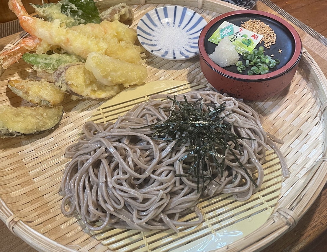 十割蕎麦と鰹の漬け。職人のこだわりを味わう一椀